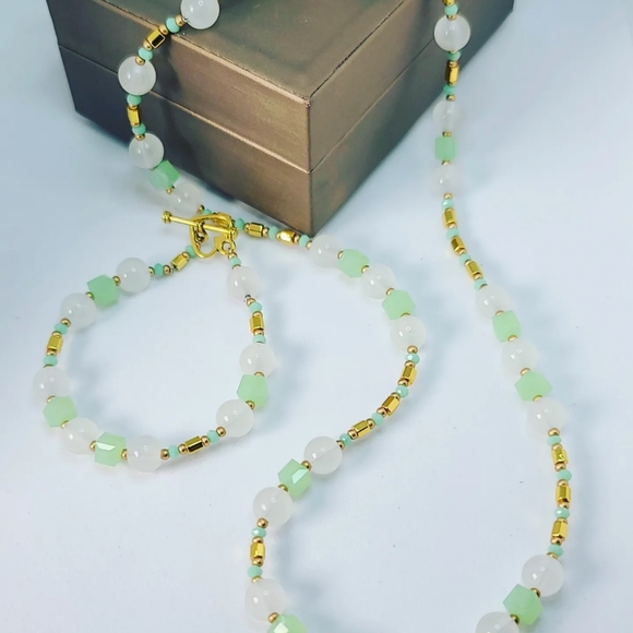 Cat Eye ,  Necklace - Picture 2 of 5